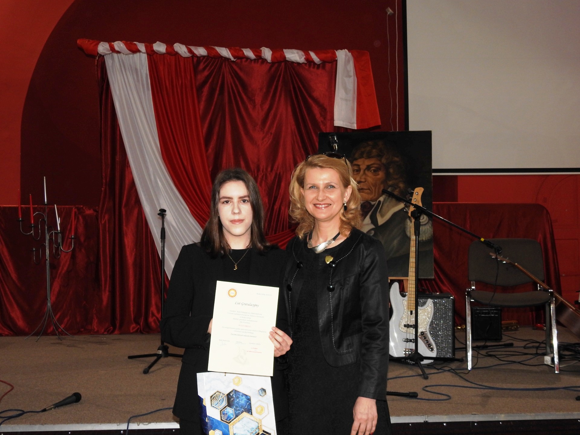 Uczennica Alicja Orkisz z nauczycielką języka polskiego Jolantą Łukasik