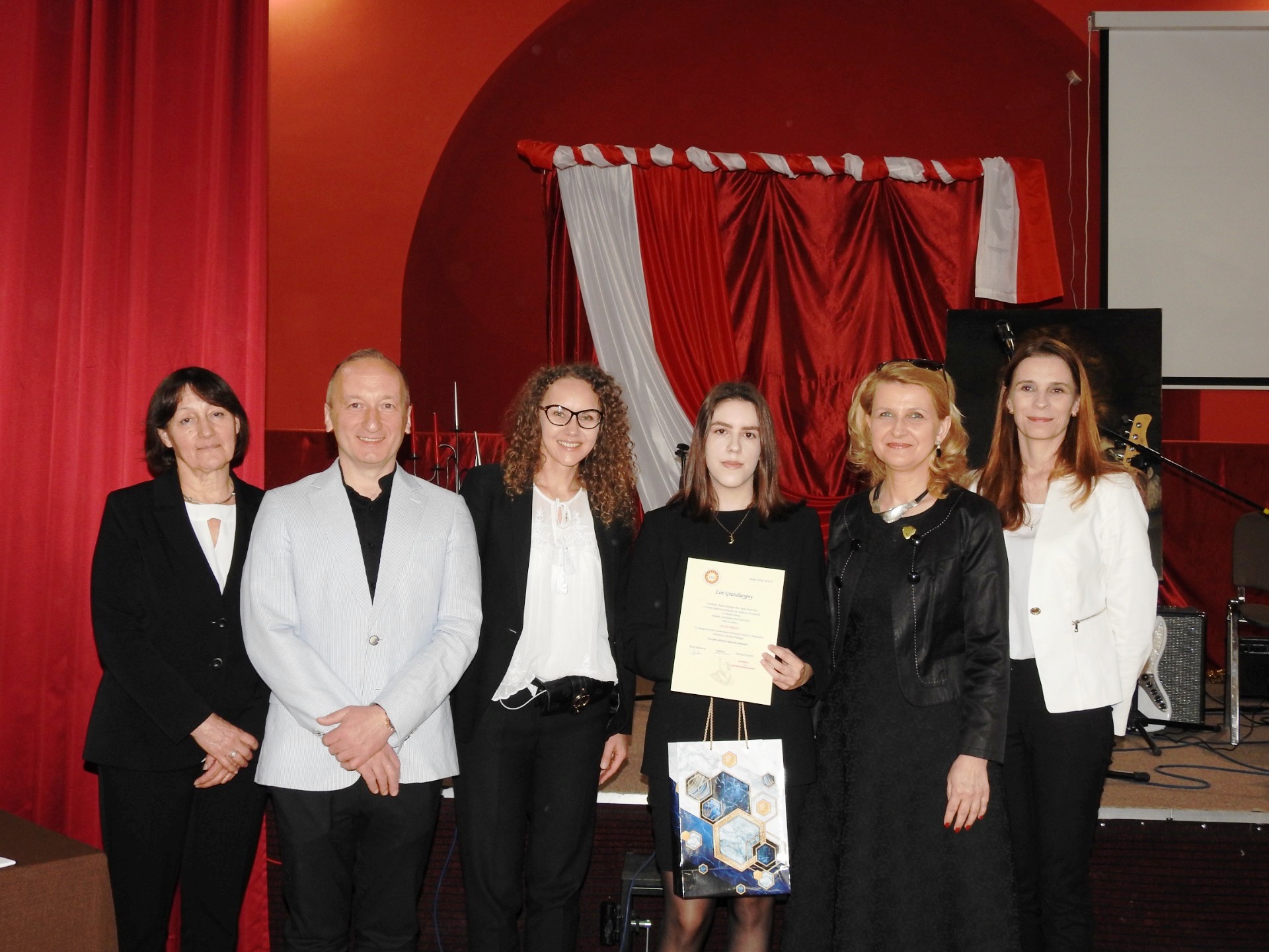 Uczennica Alicja Orkisz w otoczeniu nayczycieli i przedstawicieli rady Rodziców