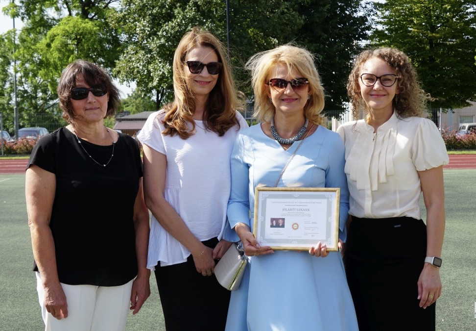 Od lewej Wicedyrektor Anna Kolarz, Wicedyrektor Katarzyna Tometczak-Morus, Nauczyciel Jolanta Łukasik, Dyrektor Ewelina Szymczyk-Krzemińska