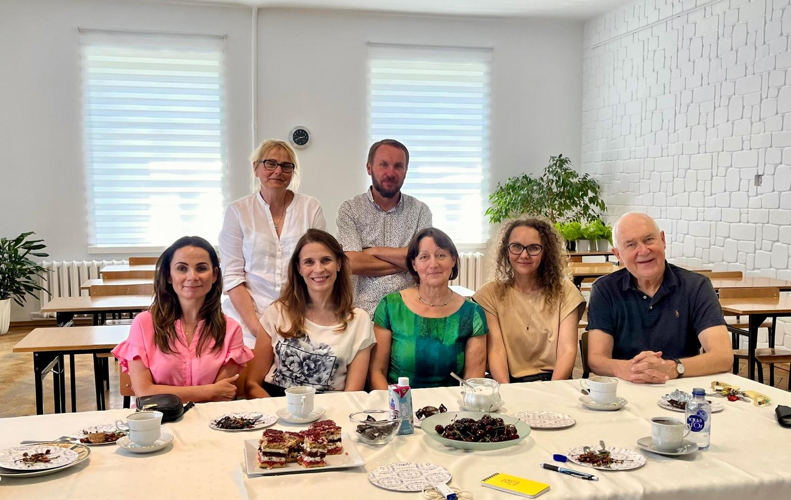 Dyrekcja i Nauczyciele z Fundatorem nagrody profesorem Maciejem Radoszem ( po prawej)