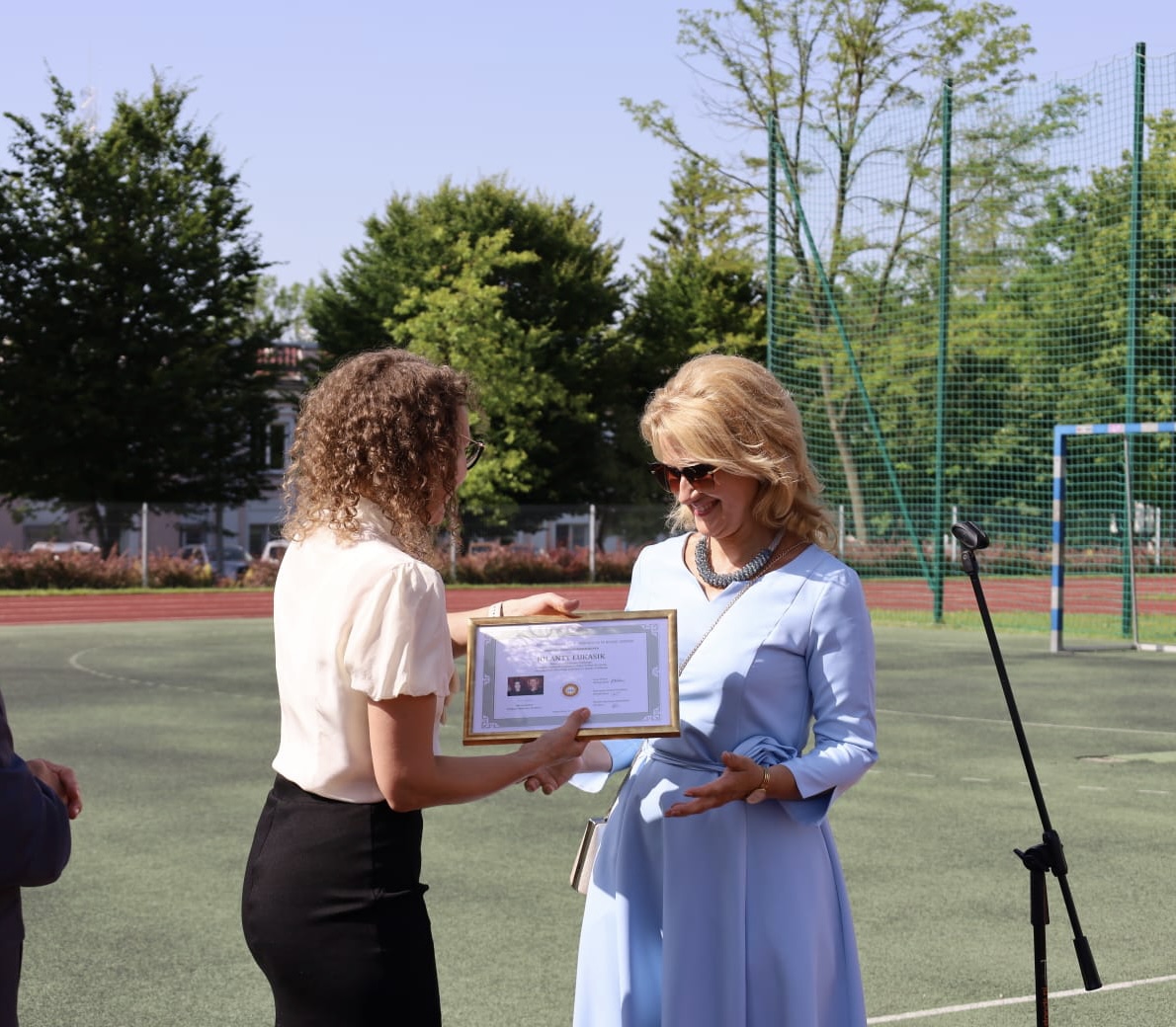 Od lewej Dyrektor Ewelina Szymczyk-Krzemińska i Nauczyciel Jolanta Łukasik