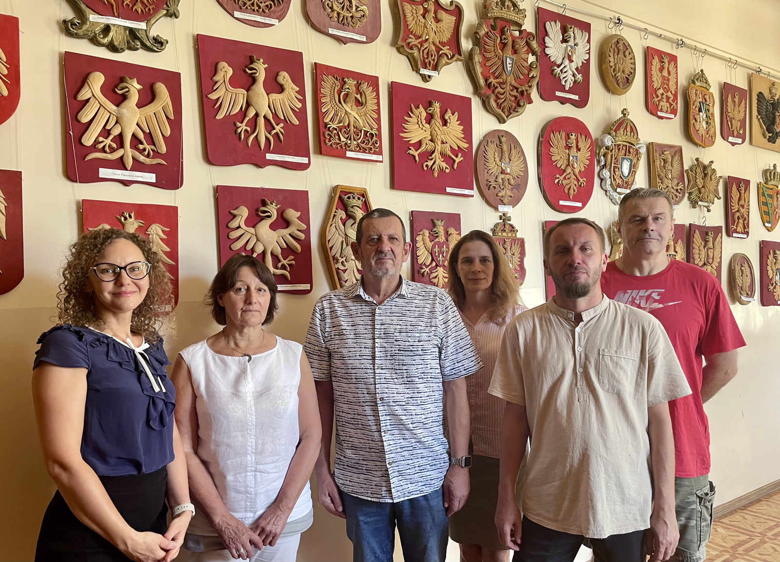 Od lewej: Dyrektor I LO Ewelina Szymczyk-Krzemińska, Wicedyrektor Anna Kolarz, Pan Janusz Orłowski, Wicedyrektor Katarzyna Tometczak-Morus, Nauczyciel Witold Juwa, Nauczyciel Mariusz Zaręba