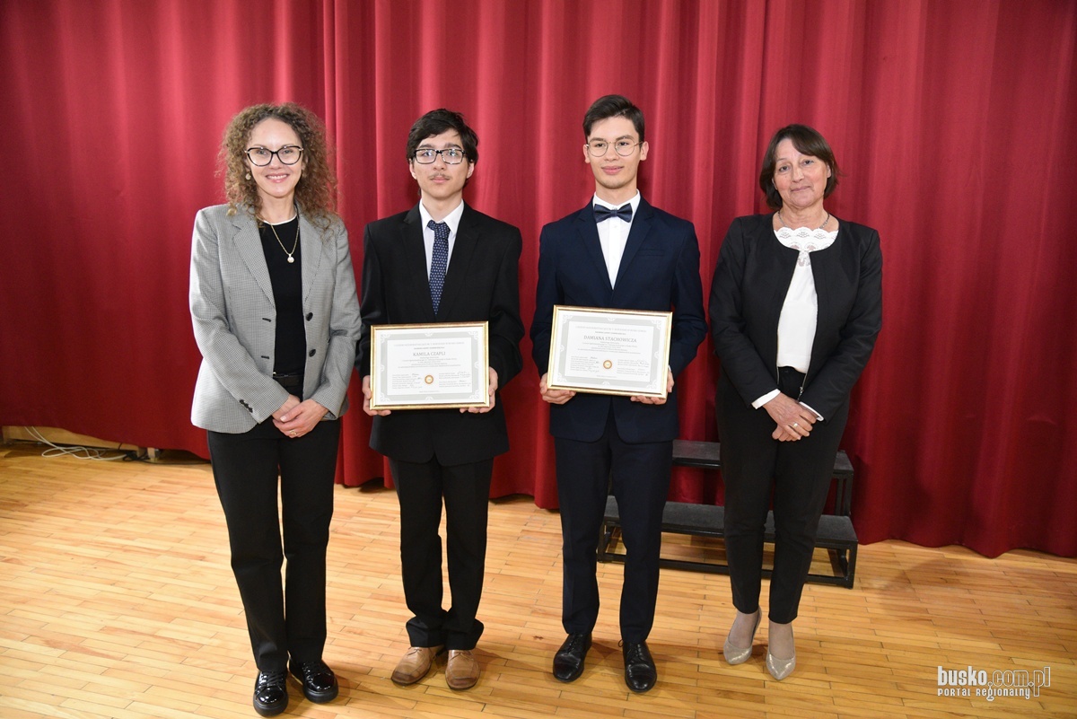 1. FLAGOWE Nagrodzeni Uczniowie wraz z Dyrekcją Szkoły. Od lewej - E. Szymczyk-Krzemińska, K. Czapla, D. Stachowicz, A. Kolarz