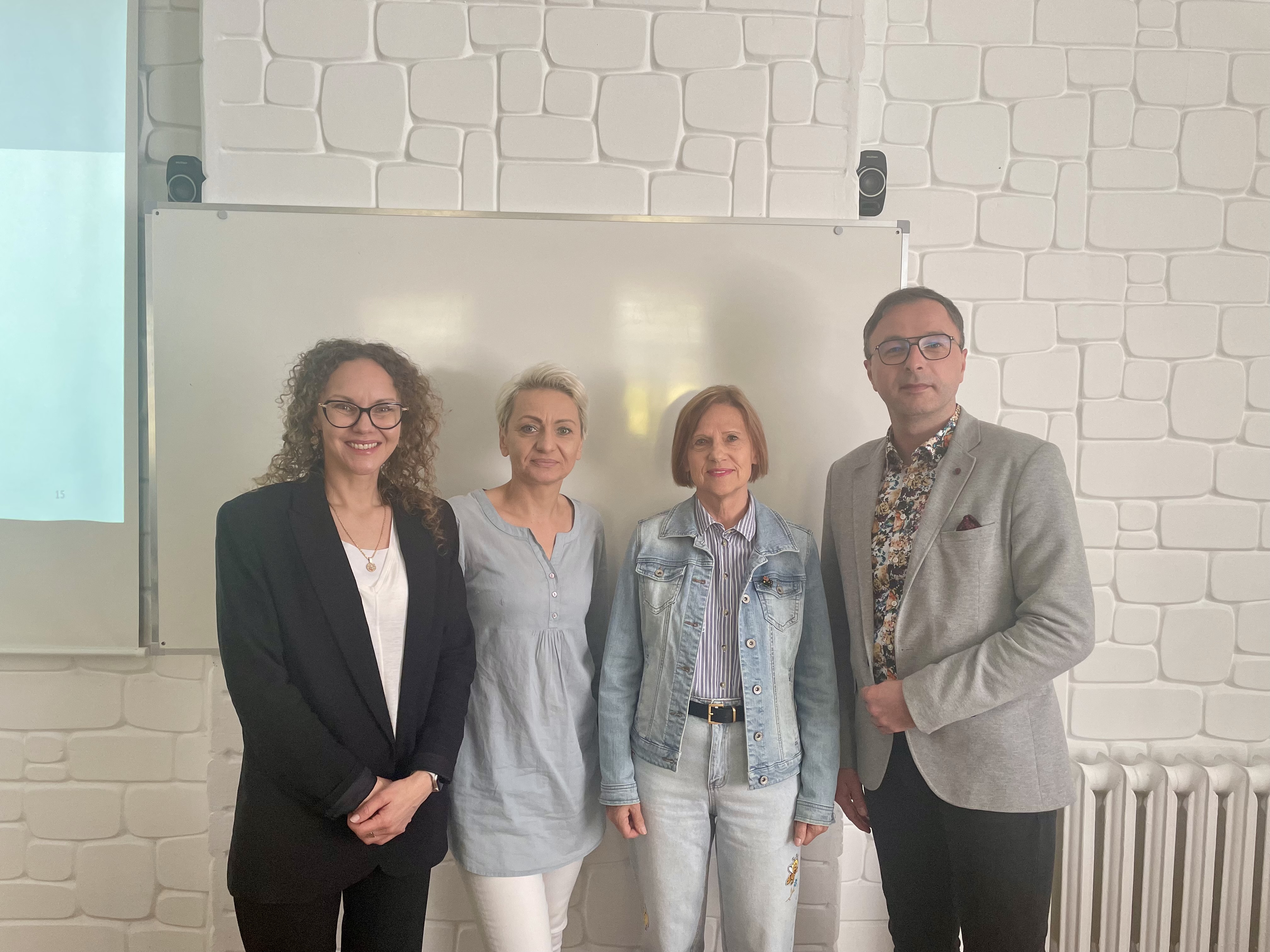 2. Od lewej – Dyrektor I LO E. Szymczyk-Krzemińska, nauczycielki j. niemieckiego I LO  A. Zamożniewicz, D. Niepielska, Z-ca Dyrektora IFG UJ dr hab. P. Owsiński