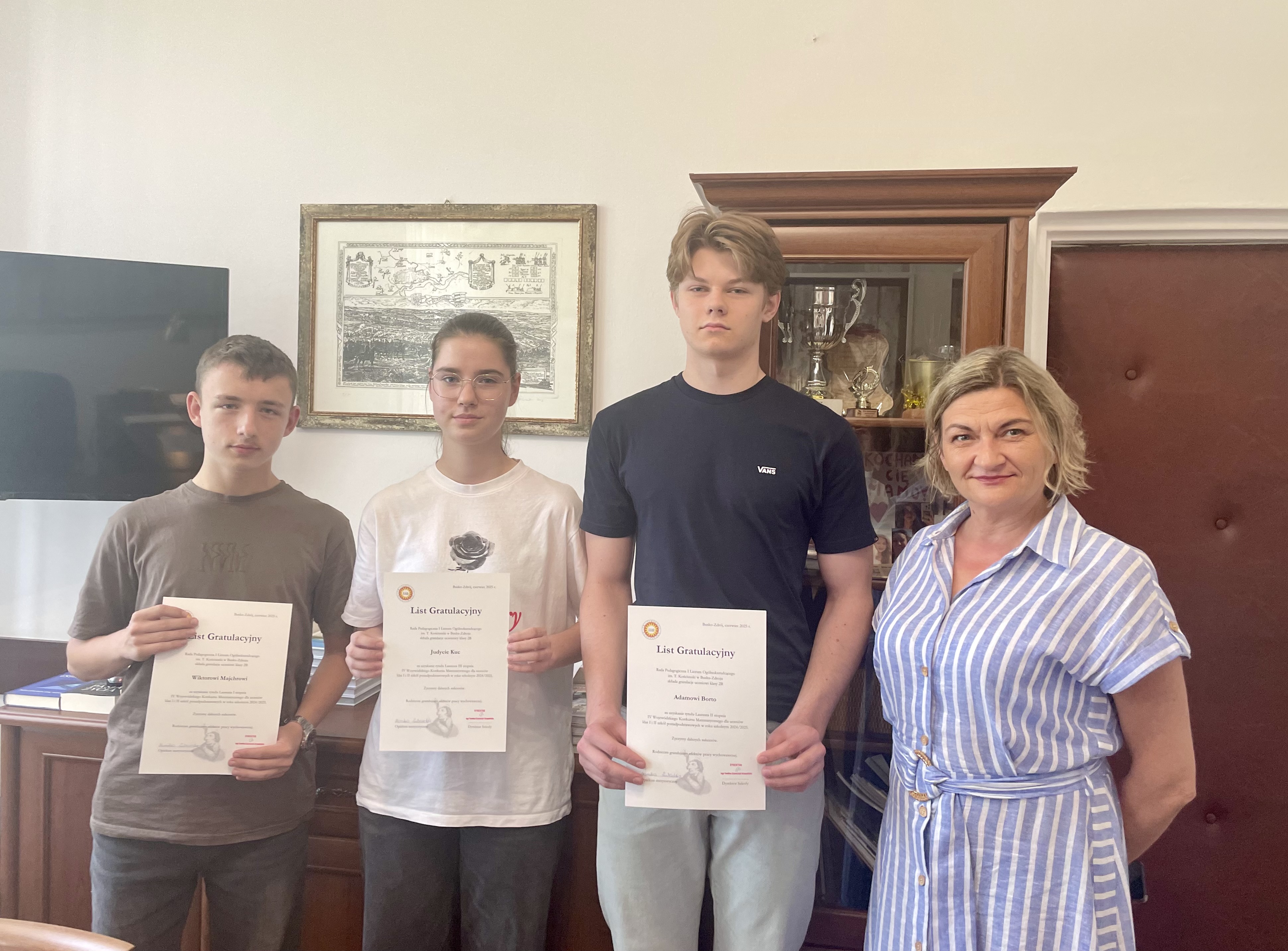 2. Laureaci konkursu wraz z Opiekunem merytorycznym. Od lewej – W. Majcher, J. Kuc, A. Borto, M. Lubańska