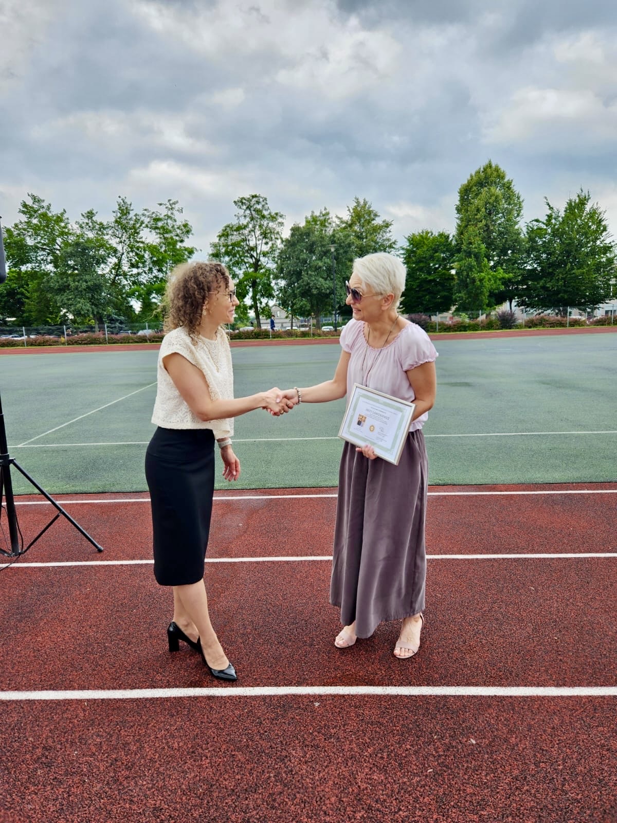 5. Wręczenie dyplomu Nauczycielce