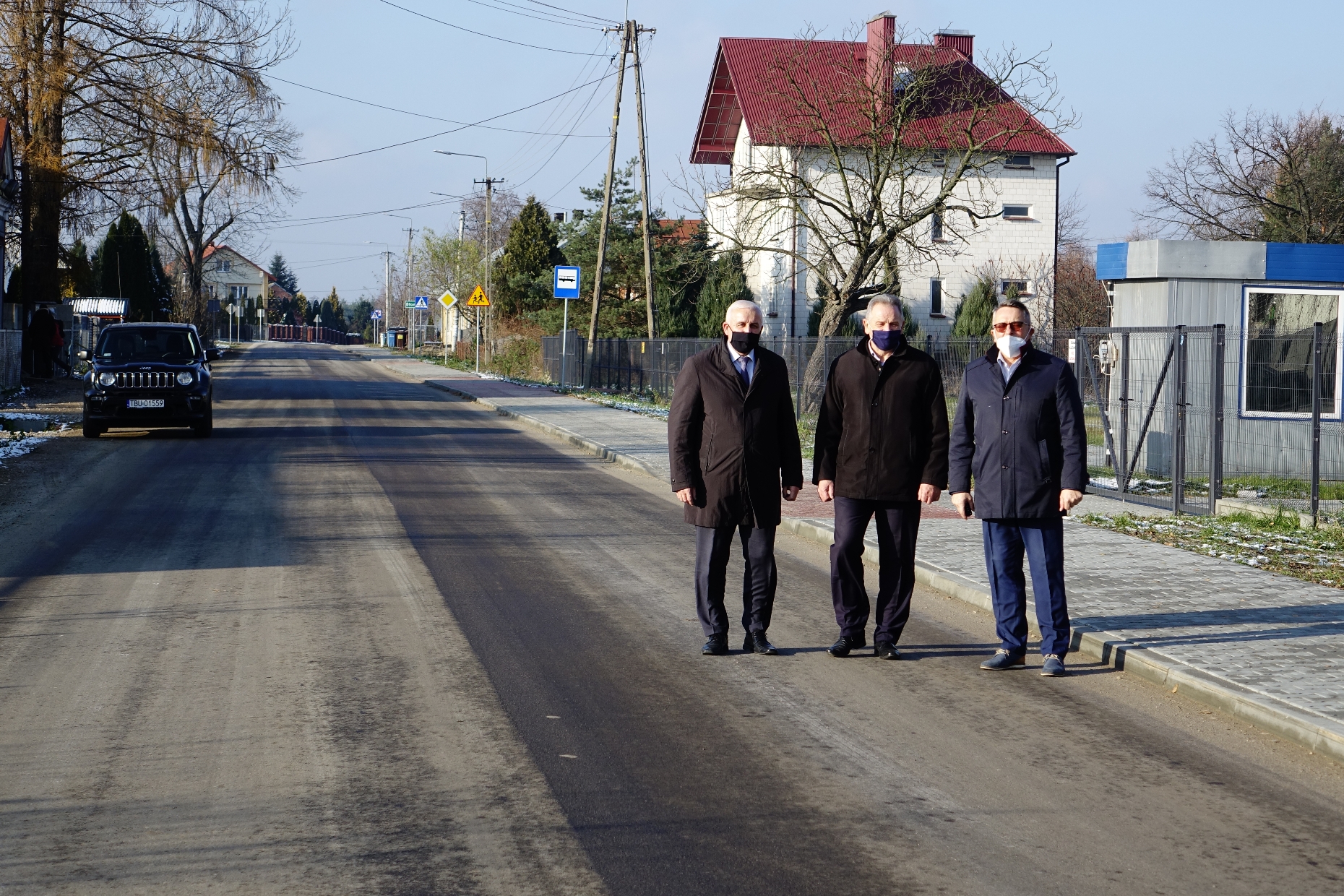 Przebudowana droga powiatowa Chmielnik - Stopnica w miejscowości Kołaczkowice, na zdjęciu kolejno Burmistrz Miasta i Gminy Busko-Zdrój Waldemar Sikora, Starosta Buski Jerzy Kolarz, Dyrektor Powiatowego Zarządu Dróg Krzysztof Tułak