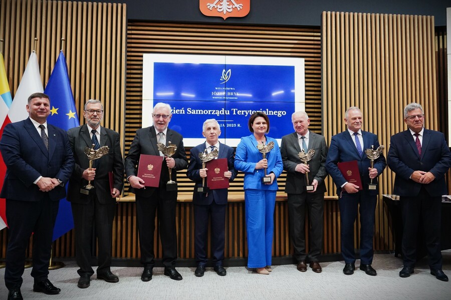 na zdjęciu od lewej Michał Skotnicki Wicewojewoda, Józef Płoskonka, Jerzy Stępień, Adam Bodzioch, Beata Gajek-Dyl, Krzysztof Gajewski, Jerzy Kolarz, Józef Bryk Wojewoda