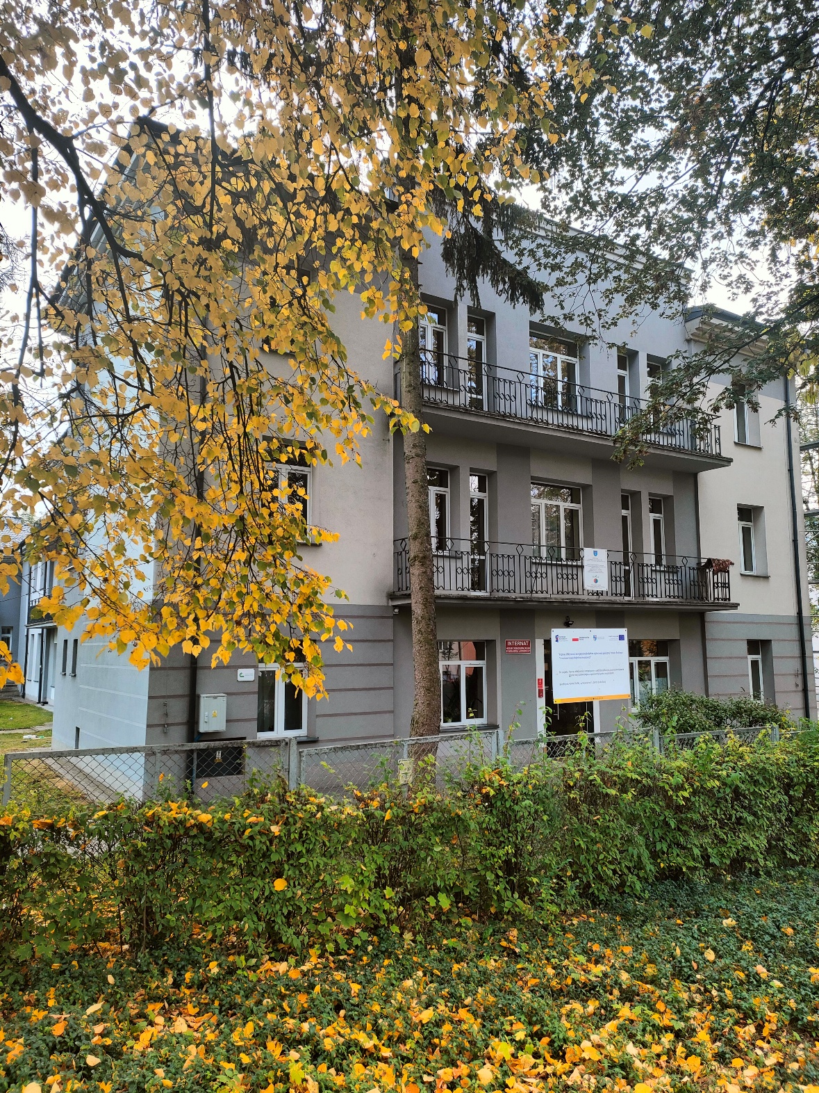 Budynek internatu I Liceum Ogólnokształcącego w Busku-Zdroju przy al. Mickiewicza 21