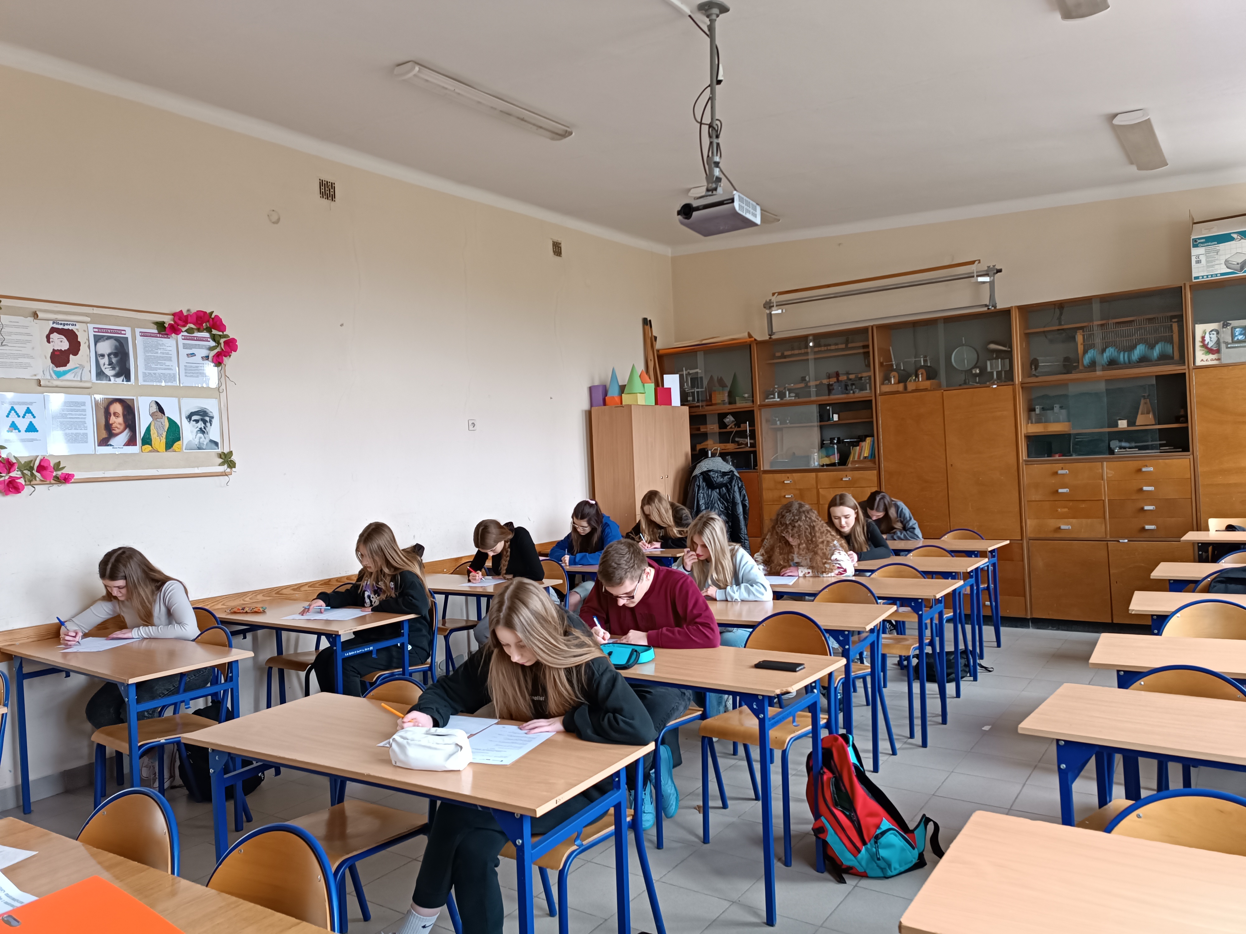 Uczniowie I Liceum Ogólnokształcącego piszą test kompetencji